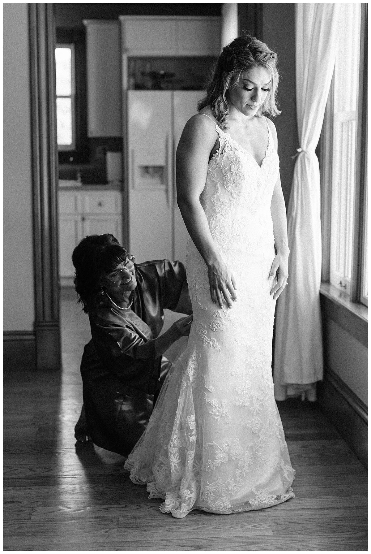 bride getting ready at Olympia Valley Estate Petaluma by Sonoma Wedding Photographer Kimberly Macdonald