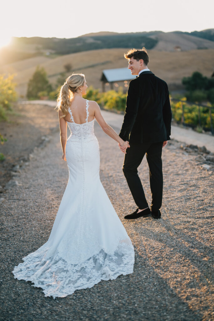 couples portraits at sonoma winery