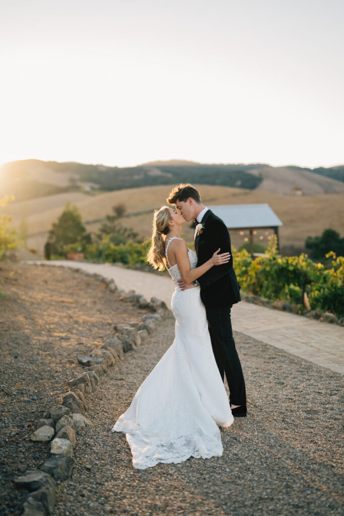 couples portraits at sonoma winery