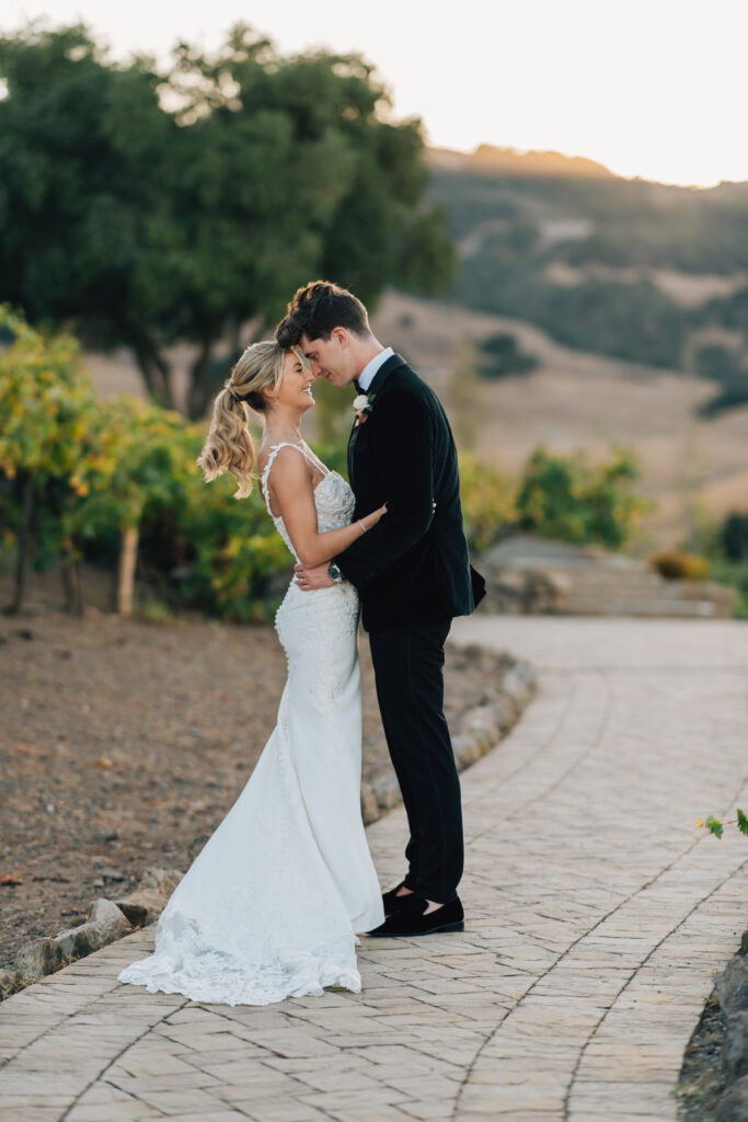 couples portraits at sonoma winery