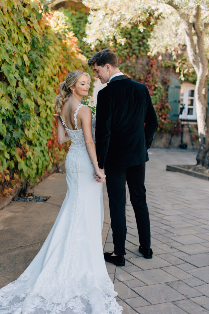 couples portraits at sonoma winery